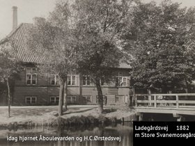Ladegårdsvej (fra 1897 Åboulevarden)  Store Svanemosegård 1882.jpg